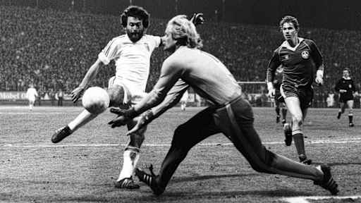 Paul Breitner beim Torschuss im Europaopokalspiel gegen Kaiserslautern 1979/80