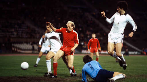 Dieter Hoeneß (FC Bayern) im Europapokalduell mit Eintracht Frankfurt 1879/80