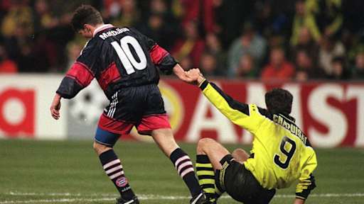 Lothar Matthäus hilft Stephane Chapuisat auf im Champions League-Spiel des FC Bayern gegen Borussia Dortmund 1997/98