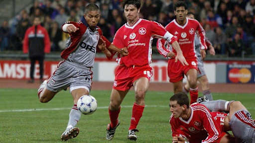 Giovane Elber beim Torabschluss im Champions League-Spiel des FC Bayern gegen Kaiserslautern 1998/99