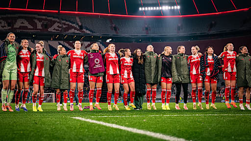 Die Mannschaft vor der Kurve nach dem Heimspiels der FC Bayern Frauen in der UEFA Women’s Champions League gegen den FC Arsenal