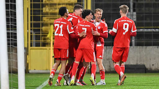 Die FC Bayern Amateure bejubeln ein Treffer.