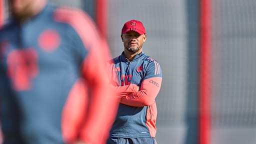 Vincent Kompany in Orange im Abschlusstraining vor Dortmund.