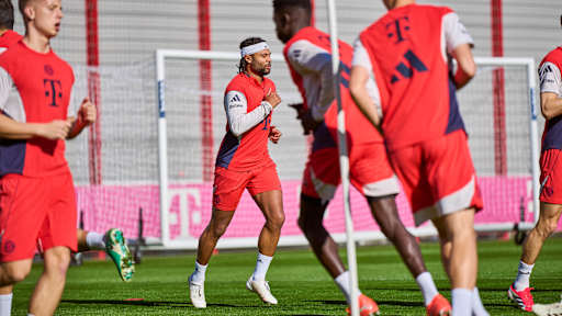 Serge Gnabry in Orange im Abschlusstraining vor Dortmund.
