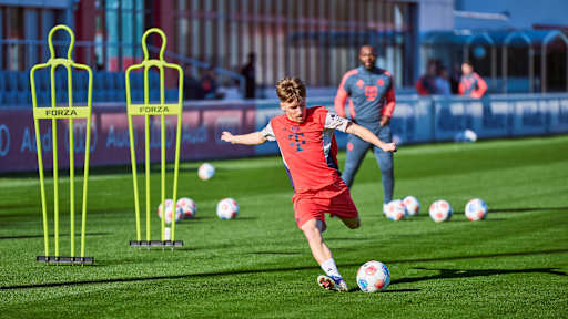 Lennart Karl in Orange im Abschlusstraining vor Dortmund.