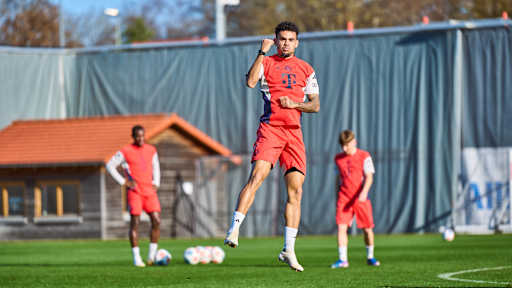 Luis Díaz in Orange im Abschlusstraining vor Dortmund.