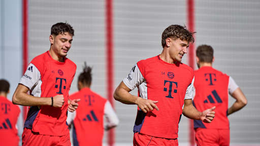 Aleksandar Pavlović und Tom Bischof in Orange im Abschlusstraining vor Dortmund.