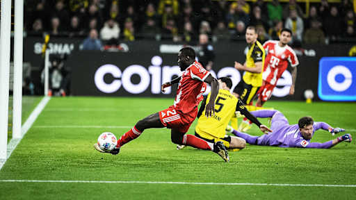 Dayot Upamecano grätscht nach dem Ball während des Bundesliga-Topsspiels des FC Bayern bei Borussia Dortmund