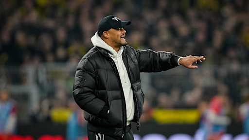 Vincent Kompany gestikuliert an der Seitenlinie während des Bundesliga-Topsspiels des FC Bayern bei Borussia Dortmund