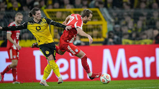 Harry Kane wird von Marcel Sabitzer gehalten während des Bundesliga-Topsspiels des FC Bayern bei Borussia Dortmund