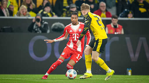 Michael Olise mit Ball am Fuß während des Bundesliga-Topsspiels des FC Bayern bei Borussia Dortmund