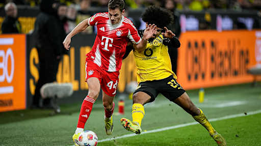 Josip Stanišić im Zweikampf mit Karim Adeyemi während des Bundesliga-Topsspiels des FC Bayern bei Borussia Dortmund