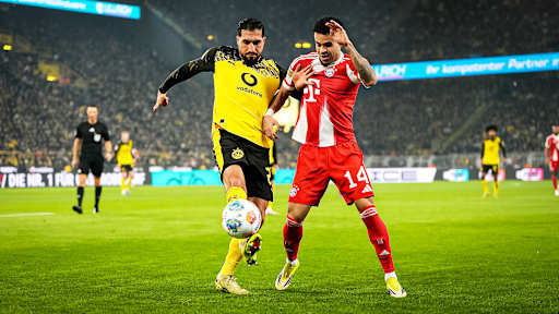 Luis Díaz im Zweikampf mit Emre Can während des Bundesliga-Topsspiels des FC Bayern bei Borussia Dortmund