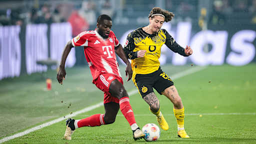 Dayot Upamecano im Zweikampf um den Ball während des Bundesliga-Topsspiels des FC Bayern bei Borussia Dortmund