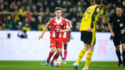 Joshua Kimmich mit Bal am Fuß während des Bundesliga-Topsspiels des FC Bayern bei Borussia Dortmund