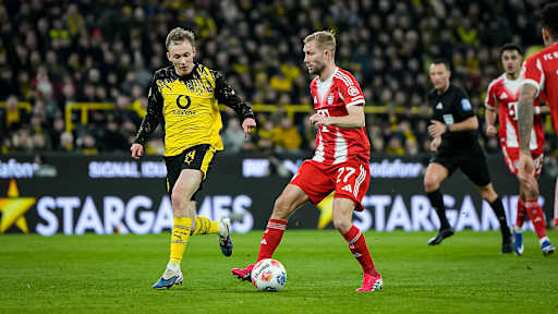 Konrad Laimer mit Ball am Fuß während des Bundesliga-Topsspiels des FC Bayern bei Borussia Dortmund