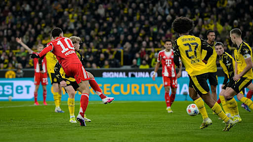 Jamal Musiala beim Torschuss während des Bundesliga-Topsspiels des FC Bayern bei Borussia Dortmund
