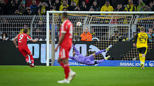 Harry Kane trifft vom Elfmeterpunkt während des Bundesliga-Topsspiels des FC Bayern bei Borussia Dortmund