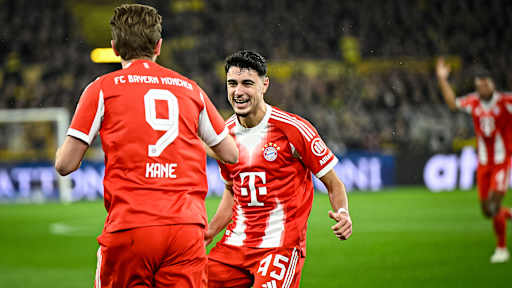 Aleksandar Pavlović und Harry Kane jubeln während des Bundesliga-Topsspiels des FC Bayern bei Borussia Dortmund