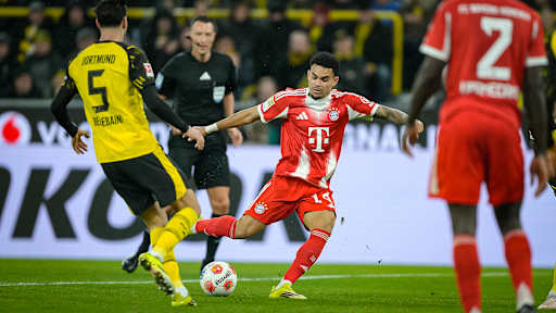 Luis Díaz mit Ball am Fuß während des Bundesliga-Topsspiels des FC Bayern bei Borussia Dortmund