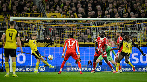 Daniel Svensson trifft zum Ausgleich während des Bundesliga-Topsspiels des FC Bayern bei Borussia Dortmund