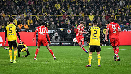 Joshua Kimmich trifft zum Sieg während des Bundesliga-Topsspiels des FC Bayern bei Borussia Dortmund