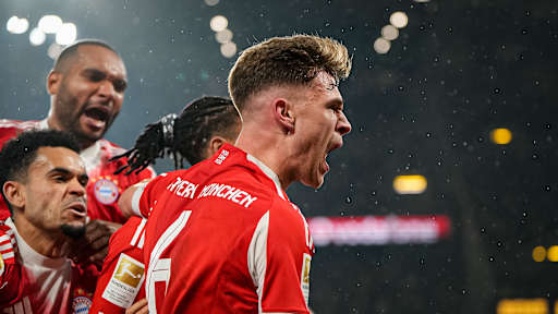 Joshua Kimmich schreit vor Freude während des Bundesliga-Topsspiels des FC Bayern bei Borussia Dortmund