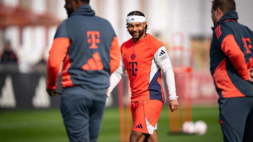 Serge Gnabry lacht im Training des FC Bayern