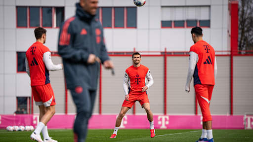 Leon Goretzka blick auf den Ball im Training des FC Bayern