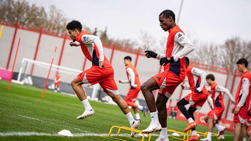 Nicolas Jackson bei Laufübungen im Training des FC Bayern