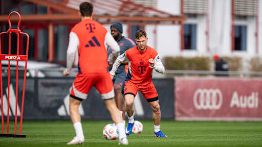 Joshua Kimmich am Ball im Training des FC Bayern