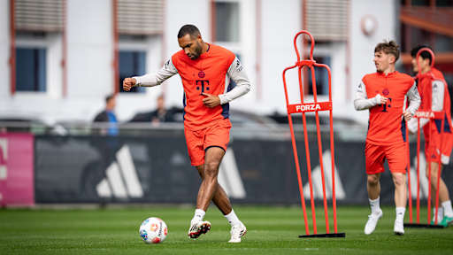 Jonathan Tah spielt einen Pass Training des FC Bayern