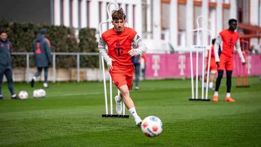 Lennart Karl am Ball Training des FC Bayern