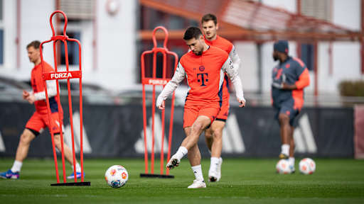 Raphael Guerreiro spielt einen Pass Training des FC Bayern
