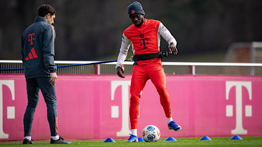 Alphonso Davies absolviert eine individuelle Einheit mit Ball Training des FC Bayern