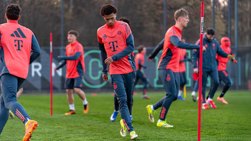 Die U19 bei einer Aufwärmübung am FC Bayern Campus.