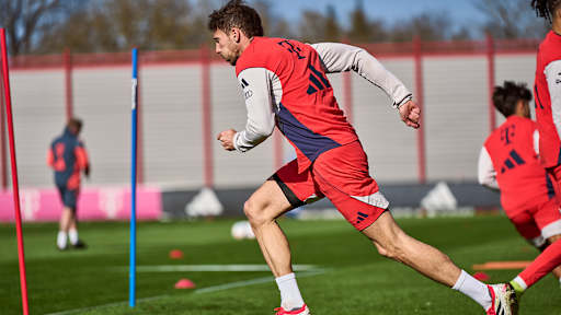 Leon Goretzka setzt zum Sprint an im Abschlusstraining des FC Bayern vor dem Bundesliga-Spiel gegen Mönchengladbach