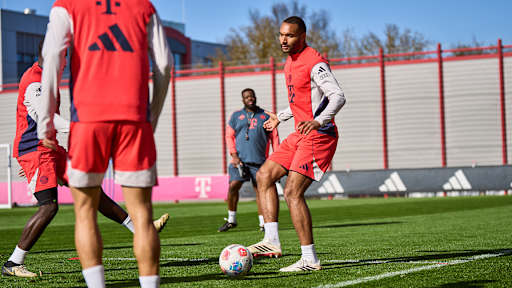 Jonathan Tah am ball im Abschlusstraining des FC Bayern vor dem Bundesliga-Spiel gegen Mönchengladbach