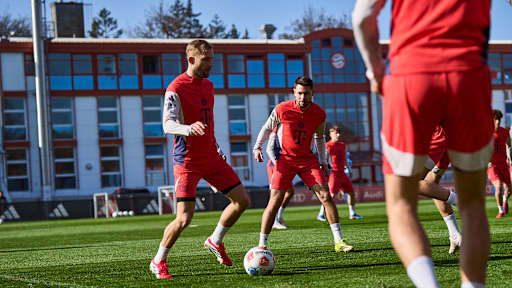 Konrad Laimer am Ball im Abschlusstraining des FC Bayern vor dem Bundesliga-Spiel gegen Mönchengladbach
