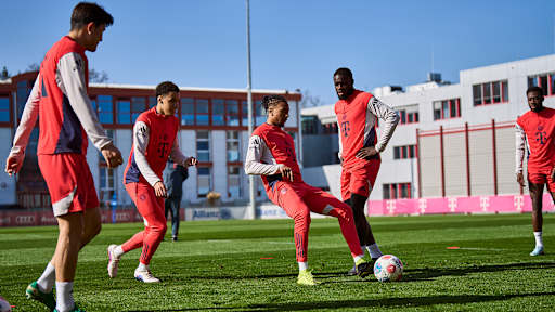 Michael Olise am Ball neben Dayot Upamecano im Abschlusstraining des FC Bayern vor dem Bundesliga-Spiel gegen Mönchengladbach