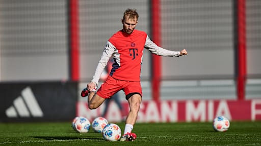 Konrad Laimer beim Schuss im Abschlusstraining des FC Bayern vor dem Bundesliga-Spiel gegen Mönchengladbach