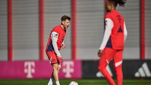 Joshua Kimmich jubelt lautstark im Abschlusstraining des FC Bayern vor dem Bundesliga-Spiel gegen Mönchengladbach