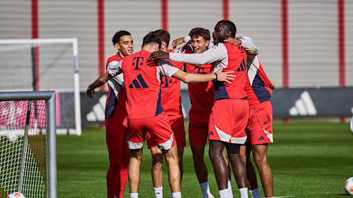 Spieler im Jubel im Kreis nach einer Spielform im Abschlusstraining des FC Bayern vor dem Bundesliga-Spiel gegen Mönchengladbach