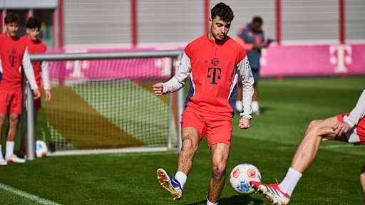 Aleksandar Pavlovic am Ball im Abschlusstraining des FC Bayern vor dem Bundesliga-Spiel gegen Mönchengladbach
