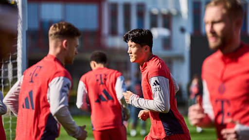 Minjae Kim läuft sich mit den Kollegen warm im Abschlusstraining des FC Bayern vor dem Bundesliga-Spiel gegen Mönchengladbach