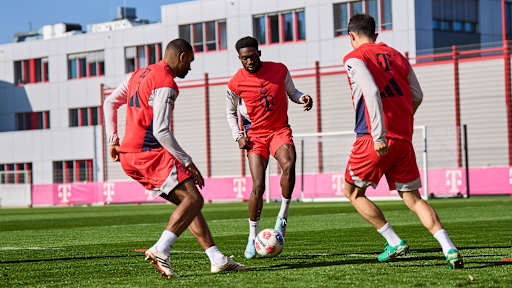 Alphonso Davies am Ball im Abschlusstraining des FC Bayern vor dem Bundesliga-Spiel gegen Mönchengladbach