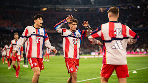 Minjae Kim, Tom Bischof und Joshua Kimmich beim Aufwärmen vor dem Bundesliga-Spiel des FC Bayern gegen Borussia Mönchengladbach.