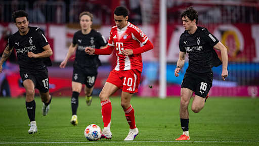 Jamal Musiala dribbelt mit dem Ball im Bundesliga-Spiel des FC Bayern gegen Borussia Mönchengladbach.