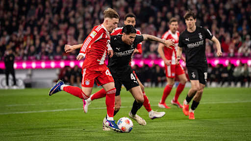 Lennart Karl dribbelt mit dem Ball im Bundesliga-Spiel des FC Bayern gegen Borussia Mönchengladbach.