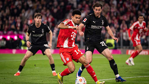 Luis Diaz dribbelt mit dem Ball im Bundesliga-Spiel des FC Bayern gegen Borussia Mönchengladbach.